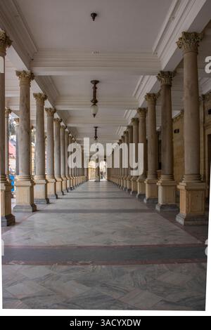 Stadtbild im Winter. Stadtbild mit historischen Gebäuden in einer Altstadt aus der Barockzeit. Stadtbild Karlsbad, Tschechische Republik Stockfoto