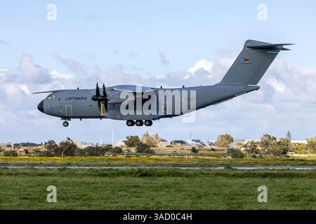 Luftwaffe Airbus A400M Atlas (REG: 5441) Landebahn 31, mit einem Ersatzmotor an Bord für eine Lette Stockfoto