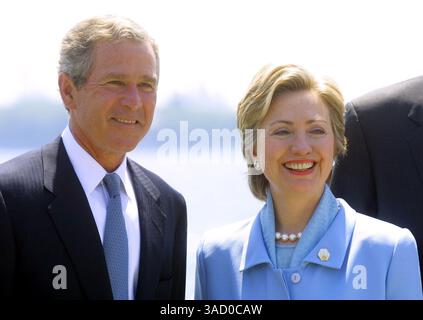 Juli 2001; New York, NY, USA; US-Präsident GEORGE W. BUSH und New Yorker Senatorin HILLARY CLINTON bei einer Einbürgerungszeremonie zu Ehren der neuesten amerikanischen Bürger, die auf Ellis Island stattfand. (Bild: Nancy Kaszerman/ZUMAPRESS.com) Stockfoto