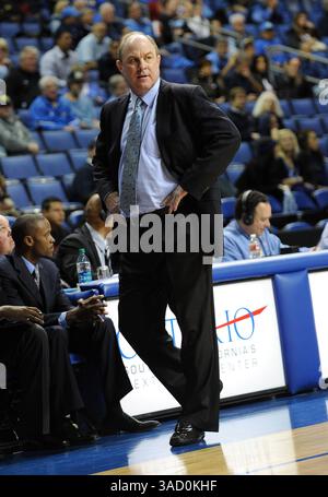 6. November 2011: Head Coach Ben Howland von der UCLA während des NCAA Basketballspiels zwischen CSUSB und der UCLA Bruins in der Citizens Bank Arena in Ontario, CA (Credit Image: © John Green/Cal Sport Media/ZUMAPRESS.com) Stockfoto
