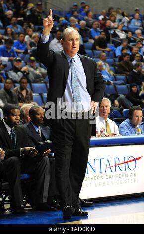 6. November 2011: Head Coach Ben Howland von der UCLA während des NCAA Basketballspiels zwischen CSUSB und der UCLA Bruins in der Citizens Bank Arena in Ontario, CA (Credit Image: © John Green/Cal Sport Media/ZUMAPRESS.com) Stockfoto