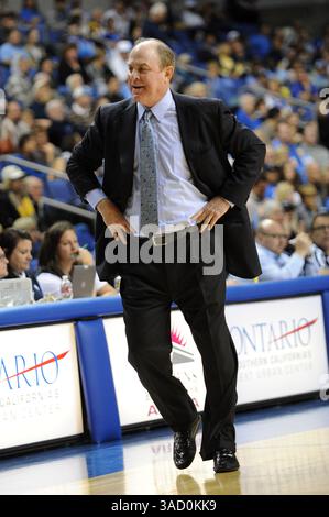 6. November 2011: Head Coach Ben Howland von der UCLA während des NCAA Basketballspiels zwischen CSUSB und der UCLA Bruins in der Citizens Bank Arena in Ontario, CA (Credit Image: © John Green/Cal Sport Media/ZUMAPRESS.com) Stockfoto