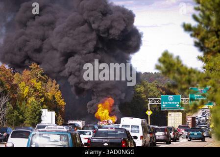 8. November 2011 - Columbia, SC, USA - das Fahrerhaus eines 18-Rad-Fahrzeugs brannte am Dienstag, 8. November 2011 auf der Ostspur der I-26 in der Nähe des Highway 378 ab. Das Feuer schaltete die I-26 ab, während die Rettungsfahrzeuge reagierten. (Kreditbild: © Tim Dominick/The State/MCT/ZUMAPRESS.com) Stockfoto