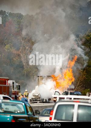 8. November 2011 - Columbia, SC, USA - das Fahrerhaus eines 18-Rad-Fahrzeugs brannte am Dienstag, 8. November 2011 auf der Ostspur der I-26 in der Nähe des Highway 378 ab. Das Feuer schaltete die I-26 ab, während die Rettungsfahrzeuge reagierten. (Kreditbild: © Tim Dominick/The State/MCT/ZUMAPRESS.com) Stockfoto