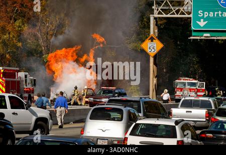 8. November 2011 - Columbia, SC, USA - das Fahrerhaus eines 18-Rad-Fahrzeugs brannte am Dienstag, 8. November 2011 auf der Ostspur der I-26 in der Nähe des Highway 378 ab. Das Feuer schaltete die I-26 ab, während die Rettungsfahrzeuge reagierten. (Kreditbild: © Tim Dominick/The State/MCT/ZUMAPRESS.com) Stockfoto