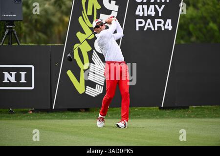 Doral, USA. April 2025. Sergio Garcia, Kapitän der Feuerbälle GC, schlägt am 4. April 2025 in Doral, Florida, am 1. Tag des LIV Golf Invitational 2025 in Miami auf dem Trump National Golf Course ab. (Foto: JC Ruiz/SIPA USA) Credit: SIPA USA/Alamy Live News Stockfoto