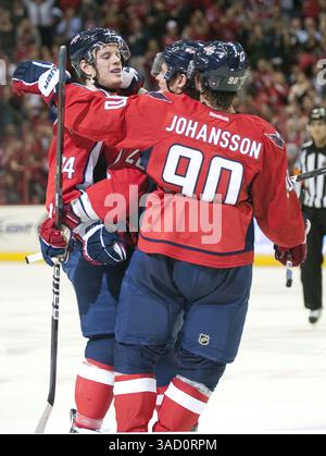 8. November 2011 – Washington, DC, USA – John Carlson (74) feiert mit seinen Teamkollegen Alexander Semin (28) und Marcus Johansson (90) sein Tor gegen die Dallas Stars in der zweiten Periode im Verizon Center in Washington, D.C. am Dienstag, 8. November 2011. (Kreditbild: © Chuck Myers/MCT/MCT/ZUMAPRESS.com) Stockfoto