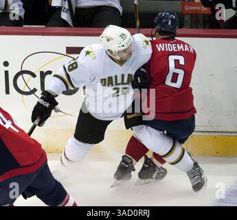 8. November 2011 – Washington, DC, USA – Mark Fistric, Verteidiger der Dallas Stars, liefert am Dienstag, den 8. November 2011, einen harten Check auf Dennis Wideman (6) der Washington Capitals Defenseman Dennis Wideman (6) im Verizon Center in Washington, D.C.. Die Stars besiegten die Capitals mit 5:2. (Kreditbild: © Chuck Myers/MCT/MCT/ZUMAPRESS.com) Stockfoto