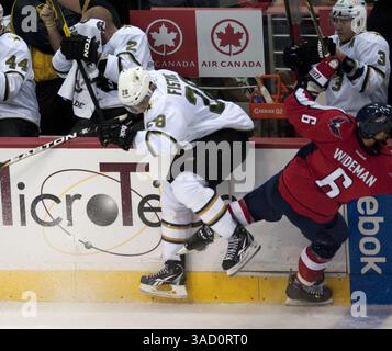 8. November 2011 - Washington, DC, USA - Mark Fistric, Verteidiger der Dallas Stars, beendet am Dienstag, den 8. November 2011 im Verizon Center in Washington, D.C. einen harten Check gegen Dennis Wideman (6). Die Stars besiegten die Capitals mit 5:2. (Kreditbild: © Chuck Myers/MCT/MCT/ZUMAPRESS.com) Stockfoto