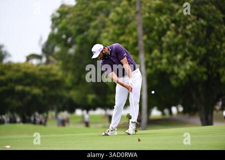 Doral, USA. April 2025. Jon Rahm, Kapitän der Legion XIII, trifft am 4. April 2025 in Doral, Florida, einen Annäherungsschuss während des ersten Tages des LIV Golf Invitational 2025 - Miami auf dem Trump National Golf Course. (Foto: JC Ruiz/SIPA USA) Credit: SIPA USA/Alamy Live News Stockfoto