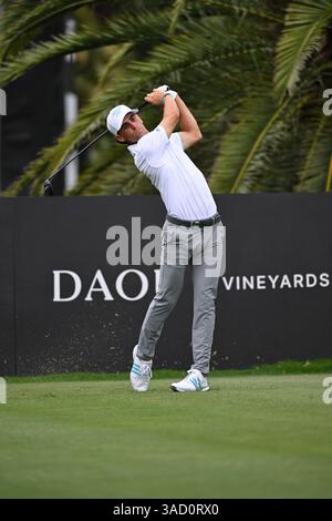 Doral, USA. April 2025. Joaquin Niemann, Kapitän der Torque GC, schlägt am 4. April 2025 in Doral, Florida, am ersten Tag des LIV Golf Invitational 2025 in Miami auf dem Trump National Golf Course ab. (Foto: JC Ruiz/SIPA USA) Credit: SIPA USA/Alamy Live News Stockfoto