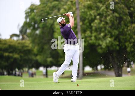 Doral, USA. April 2025. Jon Rahm, Kapitän der Legion XIII, trifft am 4. April 2025 in Doral, Florida, einen Annäherungsschuss während des ersten Tages des LIV Golf Invitational 2025 - Miami auf dem Trump National Golf Course. (Foto: JC Ruiz/SIPA USA) Credit: SIPA USA/Alamy Live News Stockfoto