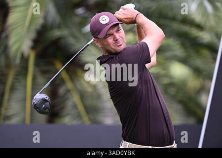 Doral, USA. April 2025. Martin Kaymer, Kapitän des Cleeks Golf Clubs, schlägt am 4. April 2025 in Doral, Florida, am 1. Tag des LIV Golf Invitational 2025 in Miami auf dem Trump National Golf Course ab. (Foto: JC Ruiz/SIPA USA) Credit: SIPA USA/Alamy Live News Stockfoto