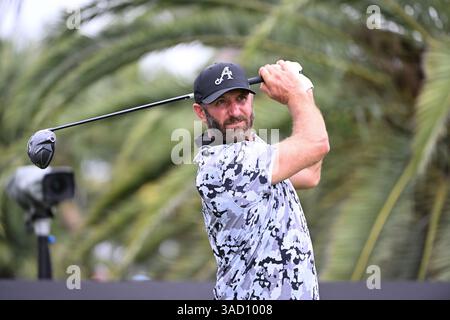 Doral, USA. April 2025. Dustin Johnson, Captain der 4Aces GC, schlägt am 4. April 2025 in Doral, Florida, am 1. Tag des LIV Golf Invitational 2025 in Miami auf dem Trump National Golf Course ab. (Foto: JC Ruiz/SIPA USA) Credit: SIPA USA/Alamy Live News Stockfoto