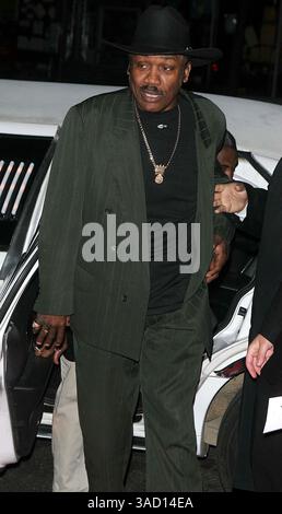 Boxer Smokin Joe Frazier starb nach einem Kampf mit Leberkrebs. Joseph William „Joe“ Frazier (12. Januar 1944 – 7. November 2011) war ein ehemaliger Olympiasieger und unbestrittener Weltmeister im Schwergewicht, dessen Karriere von 1965 bis 1976 dauerte, mit einem kurzen Comeback 1981. Frazier besiegte Ali mit Punkten in dem mit Spannung erwarteten Kampf des Jahrhunderts. Die International Boxing Research Organization (IBRO) zählt Frazier zu den zehn größten Schwergewichten aller Zeiten. ABBILDUNG: 13. April 2005 – New York, New York, USA – Boxer JOE FRAZIER kommt zur New Yorker Premiere „Ring of Fire: Stockfoto