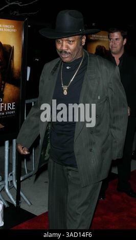 Boxer Smokin Joe Frazier starb nach einem Kampf mit Leberkrebs. Joseph William „Joe“ Frazier (12. Januar 1944 – 7. November 2011) war ein ehemaliger Olympiasieger und unbestrittener Weltmeister im Schwergewicht, dessen Karriere von 1965 bis 1976 dauerte, mit einem kurzen Comeback 1981. Frazier besiegte Ali mit Punkten in dem mit Spannung erwarteten Kampf des Jahrhunderts. Die International Boxing Research Organization (IBRO) zählt Frazier zu den zehn größten Schwergewichten aller Zeiten. ABBILDUNG: 13. April 2005 – New York, New York, USA – Boxer JOE FRAZIER kommt zur New Yorker Premiere „Ring of Fire: Stockfoto