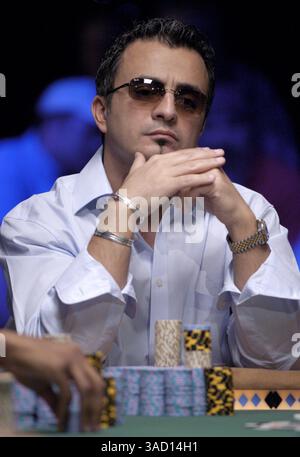 9. Juli 2005 - Las Vegas, Nevada, USA - Joseph Hachem, Chiropraktiker aus Melbourne, Australien, Gewinner des .5 Millionen First-Place-Geldes, tritt in den frühen Morgenstunden des Samstag, 16. Juli 2005, an der 36. Jährlichen World Series of Poker in Las Vegas, NV, an. Über 5.000 Spieler aus 40 Ländern nahmen an der Hauptereignis, dem No Limit Texas Hold'em Turnier und anderen kleineren Buy-in Turnieren Teil, um einen Netto-Preispool von über 00 Millionen zu erhalten. (Kreditbild: © Brian Cahn/ZUMAPRESS.com) Stockfoto