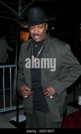 Boxer Smokin Joe Frazier starb nach einem Kampf mit Leberkrebs. Joseph William „Joe“ Frazier (12. Januar 1944 – 7. November 2011) war ein ehemaliger Olympiasieger und unbestrittener Weltmeister im Schwergewicht, dessen Karriere von 1965 bis 1976 dauerte, mit einem kurzen Comeback 1981. Frazier besiegte Ali mit Punkten in dem mit Spannung erwarteten Kampf des Jahrhunderts. Die International Boxing Research Organization (IBRO) zählt Frazier zu den zehn größten Schwergewichten aller Zeiten. ABBILDUNG: 13. April 2005 – New York, New York, USA – Boxer JOE FRAZIER kommt zur New Yorker Premiere „Ring of Fire: Stockfoto