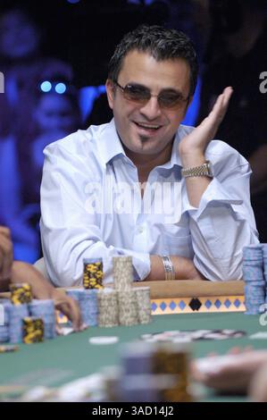 9. Juli 2005 - Las Vegas, Nevada, USA - Joseph Hachem, Chiropraktiker aus Melbourne, Australien und Gewinner des .5 Millionen First-Place-Geldes, tritt in den frühen Morgenstunden des Samstag, 16. Juli 2005, an der 36. Jährlichen World Series of Poker in Las Vegas, NV, an. Über 5.000 Spieler aus 40 Ländern nahmen an der Hauptereignis, dem No Limit Texas Hold'em Turnier und anderen kleineren Buy-in Turnieren Teil, um einen Netto-Preispool von über 00 Millionen zu erhalten. (Kreditbild: © Brian Cahn/ZUMAPRESS.com) Stockfoto