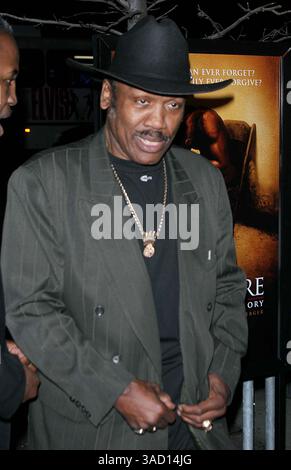 Boxer Smokin Joe Frazier starb nach einem Kampf mit Leberkrebs. Joseph William „Joe“ Frazier (12. Januar 1944 – 7. November 2011) war ein ehemaliger Olympiasieger und unbestrittener Weltmeister im Schwergewicht, dessen Karriere von 1965 bis 1976 dauerte, mit einem kurzen Comeback 1981. Frazier besiegte Ali mit Punkten in dem mit Spannung erwarteten Kampf des Jahrhunderts. Die International Boxing Research Organization (IBRO) zählt Frazier zu den zehn größten Schwergewichten aller Zeiten. ABBILDUNG: 13. April 2005 – New York, New York, USA – Boxer JOE FRAZIER kommt zur New Yorker Premiere „Ring of Fire: Stockfoto