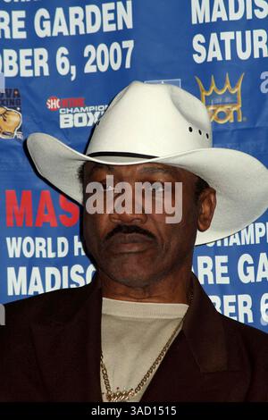 Boxer Smokin Joe Frazier starb nach einem Kampf mit Leberkrebs. Joseph William „Joe“ Frazier (12. Januar 1944 – 7. November 2011) war ein ehemaliger Olympiasieger und unbestrittener Weltmeister im Schwergewicht, dessen Karriere von 1965 bis 1976 dauerte, mit einem kurzen Comeback 1981. Frazier besiegte Ali mit Punkten in dem mit Spannung erwarteten Kampf des Jahrhunderts. Die International Boxing Research Organization (IBRO) zählt Frazier zu den zehn größten Schwergewichten aller Zeiten. ABBILDUNG: 19. September 2007 – New York, New York, USA – JOE FRAZIER kommt als historischer Boxring am Madison Square an Stockfoto