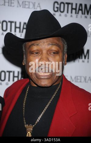 Boxer Smokin Joe Frazier starb nach einem Kampf mit Leberkrebs. Joseph William „Joe“ Frazier (12. Januar 1944 – 7. November 2011) war ein ehemaliger Olympiasieger und unbestrittener Weltmeister im Schwergewicht, dessen Karriere von 1965 bis 1976 dauerte, mit einem kurzen Comeback 1981. Frazier besiegte Ali mit Punkten in dem mit Spannung erwarteten Kampf des Jahrhunderts. Die International Boxing Research Organization (IBRO) zählt Frazier zu den zehn größten Schwergewichten aller Zeiten. ABBILDUNG: 18. November 2008 – New York, New York, USA – Boxlegende „Smokin“ JOE FRAZIER kommt im Gotham Magazine an Stockfoto