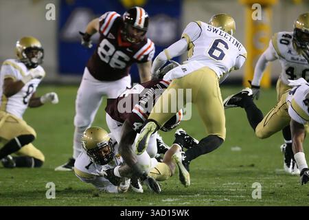 10. November 2011: Die Georgia Tech Yellow Jackets (7–2) veranstalteten die Hokies of Virginia Tech (8–1) im Bobby Dodd Stadium in Atlanta, GA. Georgia Tech Safety Isaiah Johnson (1) und Cornerback Rod Sweeting (6) bringen Virginia Tech Running Back David Wilson (4) zum Ziel. Virginia Tech besiegte Georgia Tech 37-26. (Bild: © Kent McCorkle/Cal Sport Media/ZUMAPRESS.com) Stockfoto