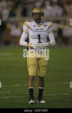 10. November 2011: Die Georgia Tech Yellow Jackets (7–2) veranstalteten die Hokies of Virginia Tech (8–1) im Bobby Dodd Stadium in Atlanta, GA. Georgia Tech Safety Isaiah Johnson (1) sucht am Rande nach Signalen. Virginia Tech besiegte Georgia Tech 37-26. (Bild: © Kent McCorkle/Cal Sport Media/ZUMAPRESS.com) Stockfoto