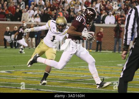 10. November 2011: Die Georgia Tech Yellow Jackets (7–2) veranstalteten die Hokies of Virginia Tech (8–1) im Bobby Dodd Stadium in Atlanta, GA. Virginia Tech Wide Receiver Jarrett Boykin (81) stürzt in die Endzone vor Georgia Tech Safety Isaiah Johnson (1). Virginia Tech besiegte Georgia Tech 37-26. (Bild: © Kent McCorkle/Cal Sport Media/ZUMAPRESS.com) Stockfoto