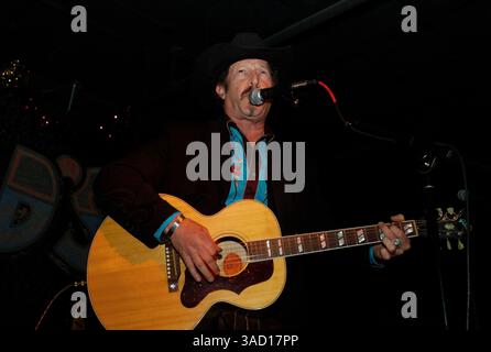 18. Februar 2006 - Dallas, Texas, USA - Musiker, Bestseller-Autor und Kandidat für den Gouverneur von Texas Kinky Friedman tritt am Samstag, den 18. Februar 2006 in Dallas, Texas, auf, bevor er ein Benefizkonzert für seine Utopia Animal Rescue Ranch veranstaltet. Friedmans kurzfristiges Ziel ist es, 45.000 registrierte Wählerunterschriften auf Petitionswahlen zu sammeln, um ihn als unabhängiger Kandidat bei den Präsidentschaftswahlen im November 2006 zu qualifizieren. (Kreditbild: © Brian Cahn/ZUMAPRESS.com) Stockfoto