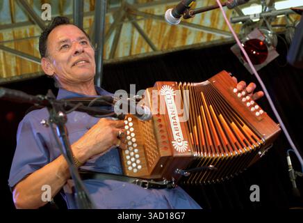 13. Mai 2006 - San Antonio, Texas, USA - der legendäre Conjunto-Spieler Santiago Jimenez, Jr. tritt am Samstag, 13. Mai 2006 beim 25. Jährlichen Tejano Conjunto Music Festival in San Antonio, Texas auf. . Conjunto-Musik begann vor mehr als 100 Jahren, als die indigene mexikanische Bevölkerung in Südtexas das lebhafte Dreiknopf-Akkordeon deutscher Siedler übernahm und es mit der spanischen 12-saitigen Bassgitarre Bajo sexto kombinierte. Conjunto-Musiker mischten europäische Rhythmen wie Polkas und Walzer mit indigenen mexikanischen Musikformen. Der Conjunto-Sound wurde von amerikanischen Big Ba beeinflusst Stockfoto