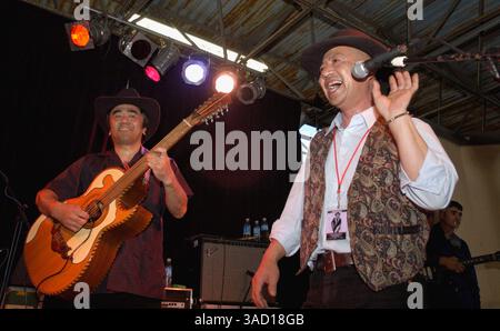 Mai 2006 - San Antonio, Texas, USA - auf bajo sexto, Noriyoshi Imamura, von Osaka, Japan, links und Keiichi Tanaka aus Kyoto, Japan, treten am Samstag, den 13. Mai 2006, mit der Linda Escobar Conjunto Band beim 25. jährlichen Tejano Conjunto Music Festival in San Antonio, Texas, auf. Conjunto-Musik begann vor mehr als 100 Jahren, als die indigene mexikanische Bevölkerung in Südtexas das lebhafte Dreiknopf-Akkordeon deutscher Siedler übernahm und es mit der spanischen 12-saitigen Bassgitarre Bajo sexto kombinierte. Conjunto-Musiker mischten europäische Rhythmen wie Polkas und Walzer mit Indigeno Stockfoto