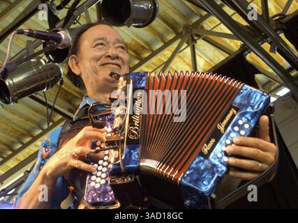 13. Mai 2006 – San Antonio, Texas, USA – der fünffache Grammy-Preisträger Flaco Jimenez präsentiert die Show am Sonntag, den 14. Mai 2006, beim 25. Jährlichen Tejano Conjunto Music Festival in San Antonio, Texas. Conjunto-Musik begann vor mehr als 100 Jahren, als die indigene mexikanische Bevölkerung in Südtexas das lebhafte Dreiknopf-Akkordeon deutscher Siedler übernahm und es mit der spanischen 12-saitigen Bassgitarre Bajo sexto kombinierte. Conjunto-Musiker mischten europäische Rhythmen wie Polkas und Walzer mit indigenen mexikanischen Musikformen. Der Conjunto-Sound wurde von am beeinflusst Stockfoto