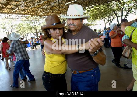 13. Mai 2006 - San Antonio, Texas, USA - Richard und Gloria Torres aus Houston, Texas, tanzen am Samstag, den 13. Mai 2006 auf dem 25. Jährlichen Tejano Conjunto Music Festival in San Antonio, Texas, zu Juan Chapas Conjunto-Band. Conjunto-Musik begann vor mehr als 100 Jahren, als die indigene mexikanische Bevölkerung in Südtexas das lebhafte Dreiknopf-Akkordeon deutscher Siedler übernahm und es mit der spanischen 12-saitigen Bassgitarre Bajo sexto kombinierte. Conjunto-Musiker mischten europäische Rhythmen wie Polkas und Walzer mit indigenen mexikanischen Musikformen. Der Conjunto-Sound war beeinflusst Stockfoto