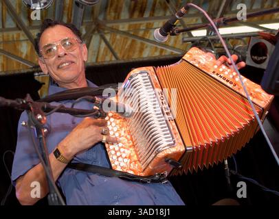 13. Mai 2006 - San Antonio, Texas, USA - der legendäre Conjunto-Spieler Santiago Jimenez, Jr. tritt am Samstag, 13. Mai 2006 beim 25. Jährlichen Tejano Conjunto Music Festival in San Antonio, Texas auf. . Conjunto-Musik begann vor mehr als 100 Jahren, als die indigene mexikanische Bevölkerung in Südtexas das lebhafte Dreiknopf-Akkordeon deutscher Siedler übernahm und es mit der spanischen 12-saitigen Bassgitarre Bajo sexto kombinierte. Conjunto-Musiker mischten europäische Rhythmen wie Polkas und Walzer mit indigenen mexikanischen Musikformen. Der Conjunto-Sound wurde von amerikanischen Big Ba beeinflusst Stockfoto