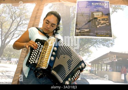 13. Mai 2006 - San Antonio, Texas, USA - Andrea Arizmendi, aus San Antonio, nimmt am Samstag, den 13. Mai 2006, einen Akkordeur zu einer Probefahrt beim 25. Jährlichen Tejano Conjunto Music Festival in San Antonio, Texas, mit. . Conjunto-Musik begann vor mehr als 100 Jahren, als die indigene mexikanische Bevölkerung in Südtexas das lebhafte Dreiknopf-Akkordeon deutscher Siedler übernahm und es mit der spanischen 12-saitigen Bassgitarre Bajo sexto kombinierte. Conjunto-Musiker mischten europäische Rhythmen wie Polkas und Walzer mit indigenen mexikanischen Musikformen. Der Conjunto-Sound wurde beeinflusst b Stockfoto
