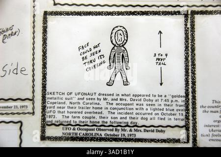 Juli 2007 - Roswell, New Mexico, USA - Zeichnung und Bericht einer Begegnung mit Außerirdischen im UFO Museum and Research Center am Donnerstag, 5. Juli 2007 in Roswell, New Mexico. .2007 jährt sich zum 60. Jahrestag des Roswell-Vorfalls, der angeblichen Entdeckung einer abgestürzten fliegenden Untertasse 30 Meilen nördlich der Innenstadt von Roswell durch den Rancher W. „Mac“ Brazel und der mutmaßlichen „Vertuschung“ durch das US-Militär, die die Überreste an der Absturzstelle offiziell als „einen streng geheimen Wetterballon“ bezeichnete. Das Roswell-Festival, mit einer ganzen Reihe von Elementen, die Touristen und Gläubige ansprechen Stockfoto