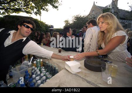 12. Juni 2007 - Beverly Hills, Kalifornien, USA - April Davis erhält während des ersten Entwurfs der Championship Gaming Series am Dienstag, den 12. Juni 2007 in Beverly Hills, KALIFORNIEN, eine globale Gaming-Liga, einen Champagner in einer Bar im Freien auf dem Gelände des Playboy Mansion. CGS wird professionelle Gamer aus sechs nordamerikanischen Städten spielen, die Counter-Strike, FIFA 2007, spielen werden. Dead or Alive 4 und Project Gotham Racing 3 für eine geschätzte Million an Gehältern und Boni während der ersten Saison. Mehr als 100.000.000 Haushalte werden über DIRECTV, BSkyB und STAR Zugang zu CGS haben. (Cr Stockfoto