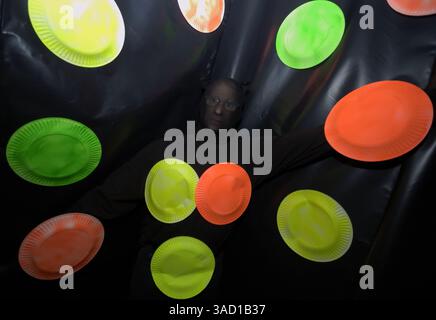 Juli 2007 - Roswell, New Mexico, USA - Ein Schwarzlichtpapierteller-Manipulationsmeister bekommt sein Spielgesicht vor der Alien Encounter Funhouse am Donnerstag, den 5. Juli 2007 in Roswell, New Mexico. .2007 jährt sich zum 60. Jahrestag des Roswell-Vorfalls, der angeblichen Entdeckung einer abgestürzten fliegenden Untertasse 30 Meilen nördlich der Innenstadt von Roswell durch den Rancher W. „Mac“ Brazel und der mutmaßlichen „Vertuschung“ durch das US-Militär, die die Überreste an der Absturzstelle offiziell als „einen streng geheimen Wetterballon“ bezeichnete. Das Roswell-Festival, mit einer ganzen Reihe von Elementen, die Touristen und Th ansprechen Stockfoto