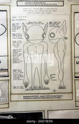 Juli 2007 - Roswell, New Mexico, USA - Zeichnungen eines Außerirdischen, wie sie von Augenzeugen beschrieben wurden, 1955 im UFO Museum and Research Center am Donnerstag, 5. Juli 2007 in Roswell, New Mexico. .2007 jährt sich zum 60. Jahrestag des Roswell-Vorfalls, der angeblichen Entdeckung einer abgestürzten fliegenden Untertasse 30 Meilen nördlich der Innenstadt von Roswell durch den Rancher W. „Mac“ Brazel und der mutmaßlichen „Vertuschung“ durch das US-Militär, die die Überreste an der Absturzstelle offiziell als „einen streng geheimen Wetterballon“ bezeichnete. Das Roswell-Festival, mit einer Vielzahl von Elementen, die Touristen und Touristen ansprechen Stockfoto
