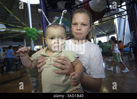 Juli 2007 - Roswell, New Mexico, USA - Rebecca Jensen, 12 Jahre alt, und ihre Schwester Kennedy Jensen, 15 Monate vor Beginn des Kinderkostümwettbewerbs im McDonald's Restaurant am Donnerstag, 5. Juli 2007 in Roswell, New Mexico. .2007 jährt sich zum 60. Jahrestag des Roswell-Vorfalls, der angeblichen Entdeckung einer abgestürzten fliegenden Untertasse 30 Meilen nördlich der Innenstadt von Roswell durch den Rancher W. „Mac“ Brazel und der mutmaßlichen „Vertuschung“ durch das US-Militär, die die Überreste an der Absturzstelle offiziell als „einen streng geheimen Wetterballon“ bezeichnete. Das Roswell-Festival, mit einer ganzen Reihe von Elementen Stockfoto