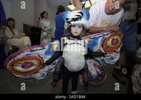 Juli 2007 - Roswell, New Mexico, USA - Samantha Thorsted, 2, verkleidet als Rainbow Godzilla, wird für den Alien-Kostümwettbewerb während des jährlichen UFO-Festivals am Samstag, 7. Juli 2007 in Roswell, New Mexico, vorbereitet. .2007 jährt sich zum 60. Jahrestag des Roswell-Vorfalls, der angeblichen Entdeckung einer abgestürzten fliegenden Untertasse 30 Meilen nördlich der Innenstadt von Roswell durch den Rancher W. „Mac“ Brazel und der mutmaßlichen „Vertuschung“ durch das US-Militär, die die Überreste an der Absturzstelle offiziell als „einen streng geheimen Wetterballon“ bezeichnete. Das Roswell-Festival, mit einer ganzen Reihe von Elementen, die attraktiv sind Stockfoto
