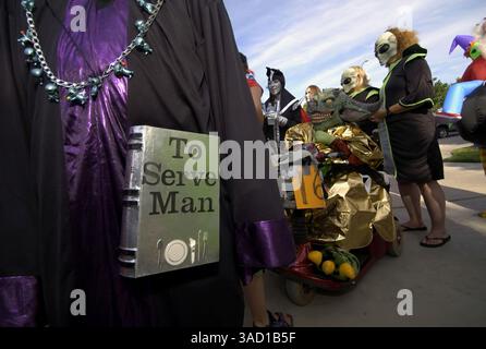 Juli 2007 - Roswell, New Mexico, USA - Teilnehmer im Veranstaltungsbereich für den Alien Costume Contest während des jährlichen UFO Festivals am Samstag, 7. Juli 2007 in Roswell, New Mexico. .2007 jährt sich zum 60. Jahrestag des Roswell-Vorfalls, der angeblichen Entdeckung einer abgestürzten fliegenden Untertasse 30 Meilen nördlich der Innenstadt von Roswell durch den Rancher W. „Mac“ Brazel und der mutmaßlichen „Vertuschung“ durch das US-Militär, die die Überreste an der Absturzstelle offiziell als „einen streng geheimen Wetterballon“ bezeichnete. Das Roswell-Festival, mit einer ganzen Reihe von Elementen, die Touristen und Gläubige ansprechen Stockfoto