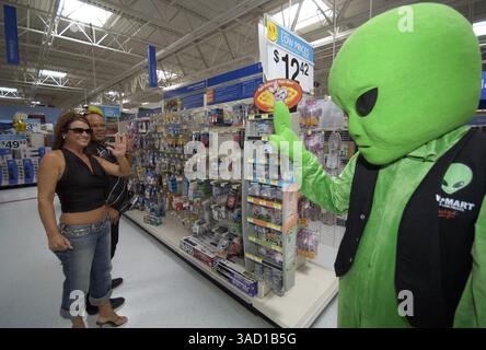Juli 2007 - Roswell, New Mexico, USA - Käufer und Alien Greeter im Roswell Wal-Mart tauschen den Vulcan Greeting während des jährlichen UFO Festivals am Samstag, 7. Juli 2007 in Roswell, New Mexico. .2007 jährt sich zum 60. Jahrestag des Roswell-Vorfalls, der angeblichen Entdeckung einer abgestürzten fliegenden Untertasse 30 Meilen nördlich der Innenstadt von Roswell durch den Rancher W. „Mac“ Brazel und der mutmaßlichen „Vertuschung“ durch das US-Militär, die die Überreste an der Absturzstelle offiziell als „einen streng geheimen Wetterballon“ bezeichnete. Das Roswell-Festival, mit einer ganzen Reihe von Elementen, die den Touri ansprechen Stockfoto