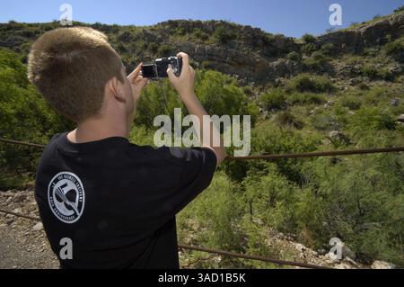 Juli 2007 - Roswell, New Mexico, USA - Richard Baker fotografiert die UFO-Absturzstelle 30 km nördlich der Innenstadt von Roswell während des jährlichen UFO-Festivals am Samstag, 7. Juli 2007 in Roswell, New Mexico. .2007 jährt sich zum 60. Jahrestag des Roswell-Vorfalls, der angeblichen Entdeckung einer abgestürzten fliegenden Untertasse 30 Meilen nördlich der Innenstadt von Roswell durch den Rancher W. „Mac“ Brazel und der mutmaßlichen „Vertuschung“ durch das US-Militär, die die Überreste an der Absturzstelle offiziell als „einen streng geheimen Wetterballon“ bezeichnete. Das Roswell-Festival, mit einer ganzen Reihe von Elementen, die den Touristen ansprechen Stockfoto