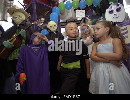 Juli 2007 - Roswell, New Mexico, USA - der Kinderkostümwettbewerb in McDonald's Restaurant am Donnerstag, 5. Juli 2007 in Roswell, New Mexico. .2007 jährt sich zum 60. Jahrestag des Roswell-Vorfalls, der angeblichen Entdeckung einer abgestürzten fliegenden Untertasse 30 Meilen nördlich der Innenstadt von Roswell durch den Rancher W. „Mac“ Brazel und der mutmaßlichen „Vertuschung“ durch das US-Militär, die die Überreste an der Absturzstelle offiziell als „einen streng geheimen Wetterballon“ bezeichnete. Das Roswell-Festival mit einer Reihe von Elementen, die Touristen und Gläubige gleichermaßen ansprechen, zeigt ein Alien-Kostüm c Stockfoto