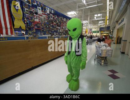 Juli 2007 - Roswell, New Mexico, USA - der Außerirdische-Greeter im Roswell Wal-Mart geht während des jährlichen UFO Festivals am Samstag, 7. Juli 2007 in Roswell, New Mexico. .2007 jährt sich zum 60. Jahrestag des Roswell-Vorfalls, der angeblichen Entdeckung einer abgestürzten fliegenden Untertasse 30 Meilen nördlich der Innenstadt von Roswell durch den Rancher W. „Mac“ Brazel und der mutmaßlichen „Vertuschung“ durch das US-Militär, die die Überreste an der Absturzstelle offiziell als „einen streng geheimen Wetterballon“ bezeichnete. Das Roswell-Festival, mit einer ganzen Reihe von Elementen, die Touristen und wahre Gläubige ansprechen Stockfoto
