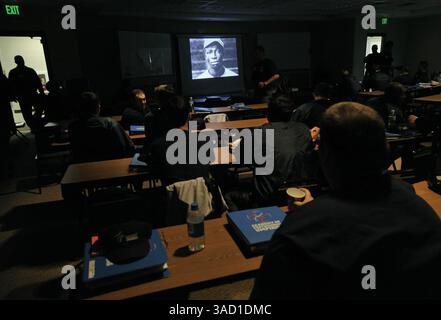 22. Januar 2008 - Kissimmee, Florida, USA - Studenten sehen sich den 1994 von Ken Burns gezeigten Dokumentarfilm „Baseball“ während des Mittagessens in der Jim Evans Academy of Professional Umpiring im Osceola County Stadium and Sports Complex in Kissimmee, Florida am Montag, den 14. Januar 2008 an. Während eines 5-wöchigen professionellen Kurses mit Unterrichtseinheiten und Übungen vor Ort durch ein Team unter der Leitung des ehemaligen American League Crew Chief Jim Evans werden die Schüler die Grundlagen und die Feinheiten des Schiedsrichters vermittelt, wobei der Schwerpunkt auf der richtigen Mechanik, der Signalgebung, der Kommunikation und der Anwendung der Regeln liegt. Von den 125 Studierenden, die an der Te Stockfoto
