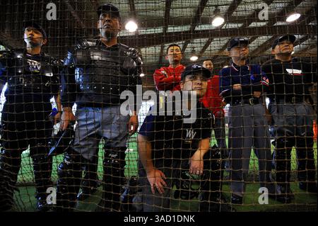 22. Januar 2008 – Kissimmee, Florida, USA – an ihrem ersten Tag im Camp beobachten japanische Studenten in der Jim Evans Academy of Professional Umpiring im Osceola County Stadion and Sports Complex in Kissimmee, Florida, am Dienstag, den 15. Januar 2008, wie amerikanische Studenten Bälle und Strikes in „The Cages“ rufen. Während eines 5-wöchigen professionellen Kurses mit Unterrichtseinheiten und Übungen vor Ort durch ein Team unter der Leitung des ehemaligen American League Crew Chief Jim Evans werden die Schüler die Grundlagen und die Feinheiten des Nachwuchses vermittelt, mit Schwerpunkt auf der richtigen Mechanik, Signalen, Kommunikation und Anwendung von Stockfoto