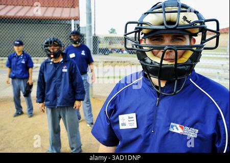 22. Januar 2008 - Kissimmee, Florida, USA - Dean Hartsook und andere Studenten warten am Montag, den 14. Januar 2008, in der Jim Evans Academy of Professional Umpiring im Osceola County Stadion and Sports Complex in Kissimmee, Florida, auf ihre Turns hinter der Startplatte. Während eines 5-wöchigen professionellen Kurses mit Unterrichtseinheiten und Übungen vor Ort durch ein Team unter der Leitung des ehemaligen American League Crew Chief Jim Evans werden die Schüler die Grundlagen und die Feinheiten des Schiedsrichters vermittelt, wobei der Schwerpunkt auf der richtigen Mechanik, der Signalgebung, der Kommunikation und der Anwendung der Regeln liegt. Der 125 Stockfoto